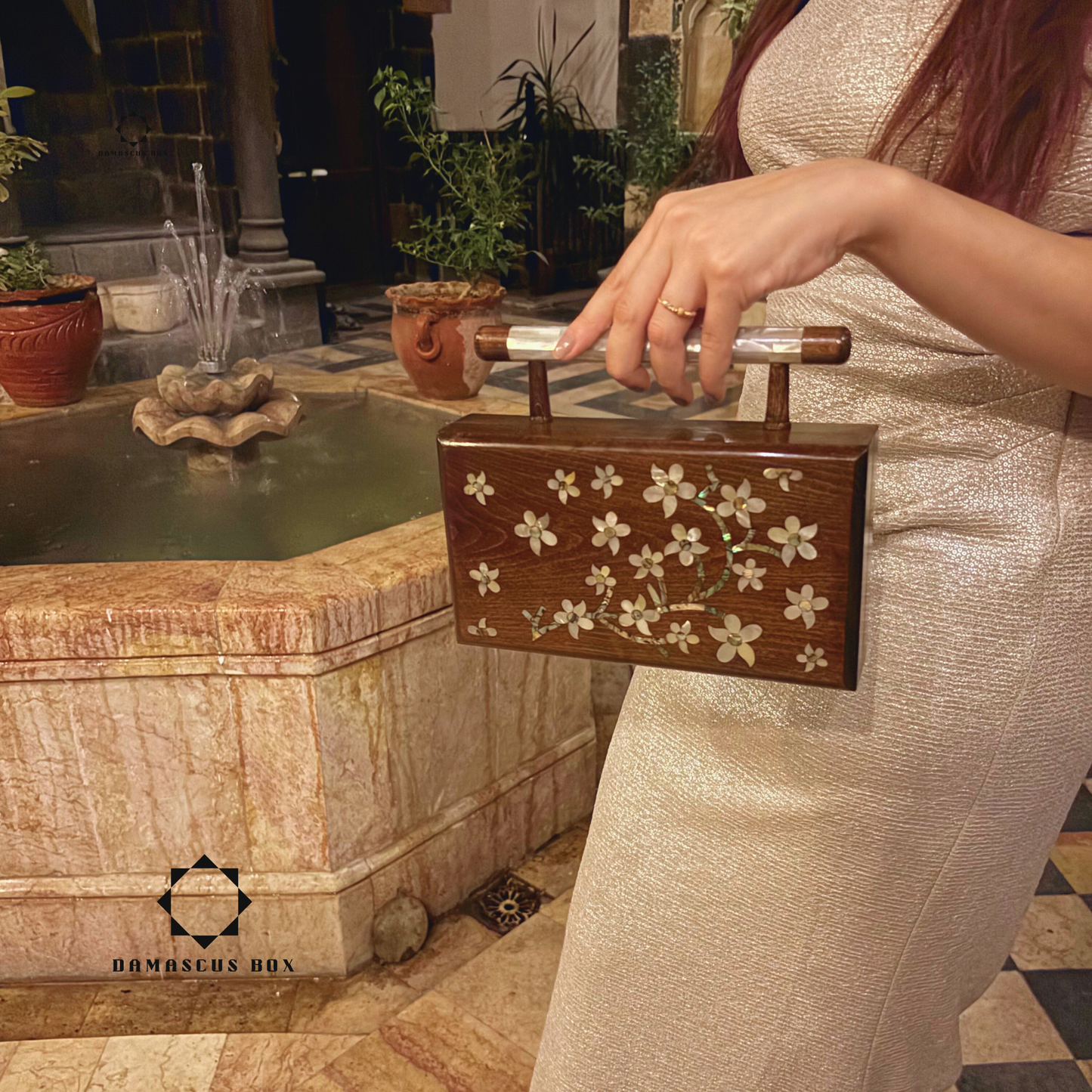 De Jasmijn van Damascus – Handgemaakte Clutch van Notenhout met Parelmoer en Brokaatvoering
