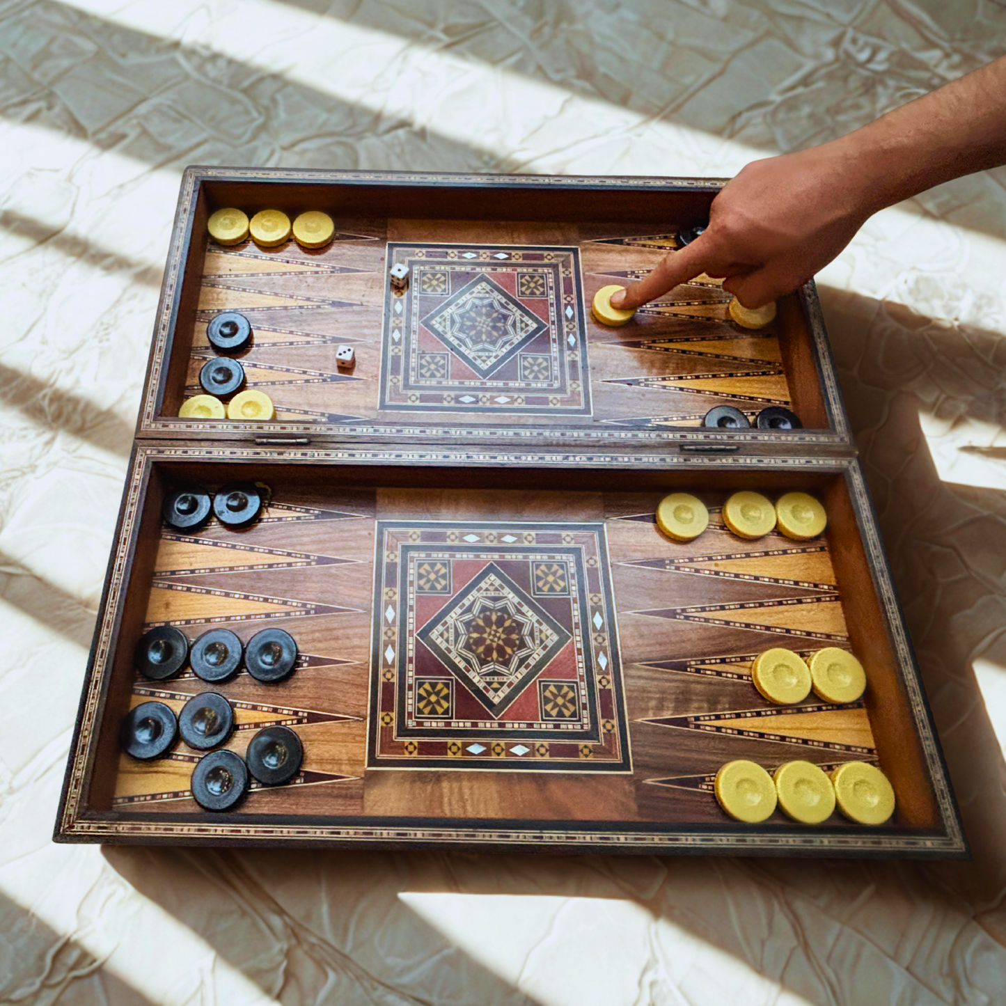 Tavolo da Backgammon e Scacchi Damaschino Fatto a Mano da Gaby Al Dayeh – Capolavoro con Intarsi in Madreperla