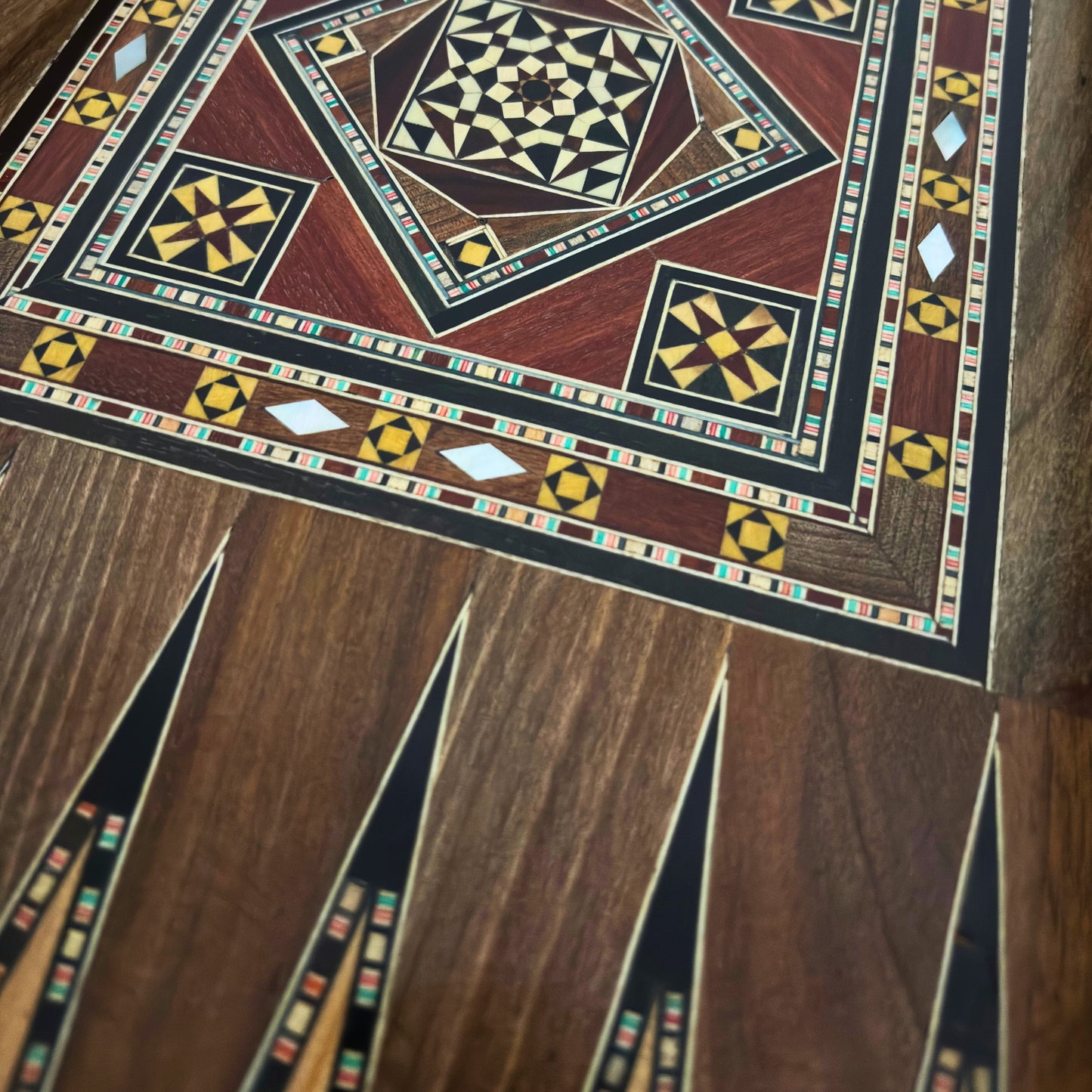 Tavolo da Backgammon e Scacchi Damaschino Fatto a Mano da Gaby Al Dayeh – Capolavoro con Intarsi in Madreperla