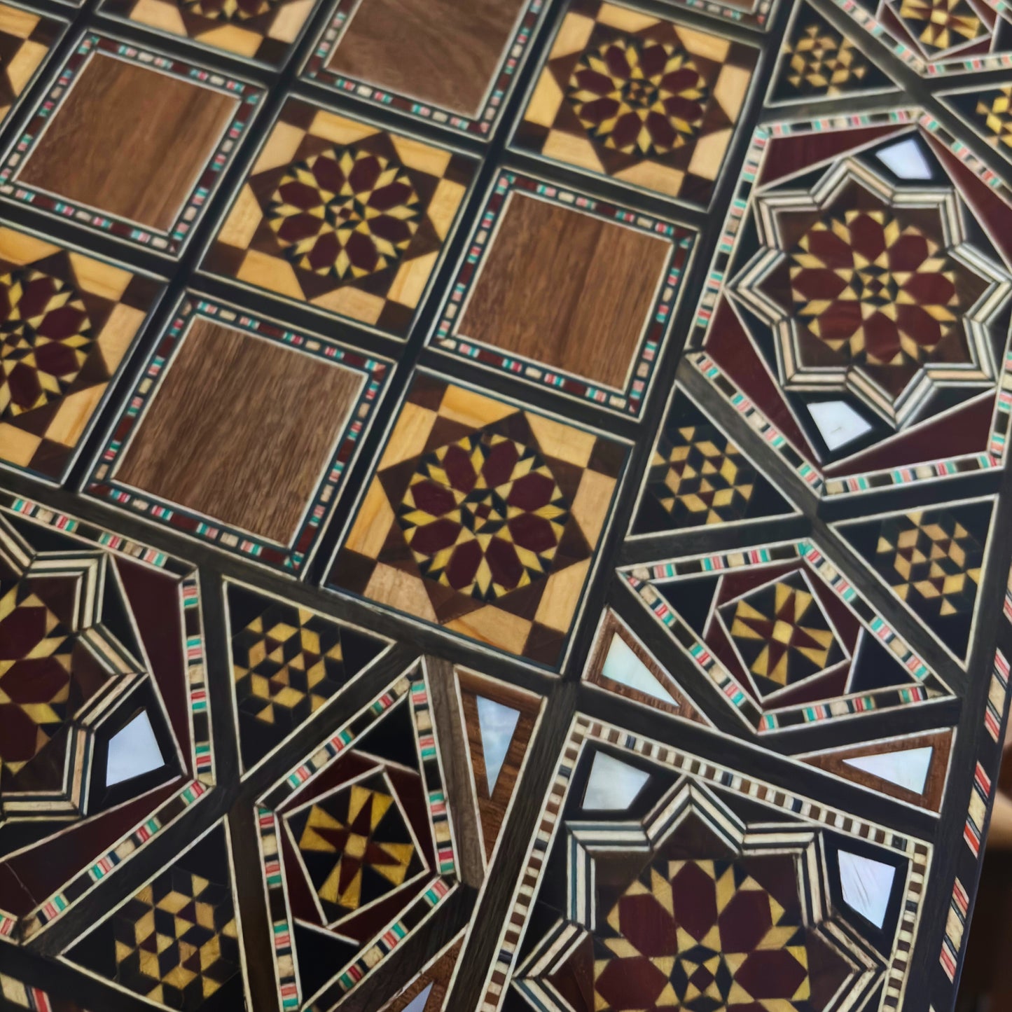 Tavolo da Backgammon e Scacchi Damaschino Fatto a Mano da Gaby Al Dayeh – Capolavoro con Intarsi in Madreperla