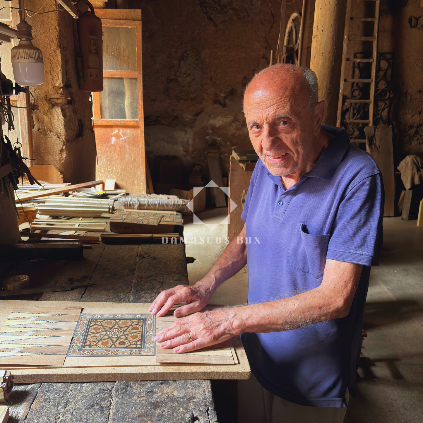 Damasceński Drewniany Pojemnik na Długopisy od Gaby Al Dayeh – Naturalne Drewno & Ręczna Elegancja