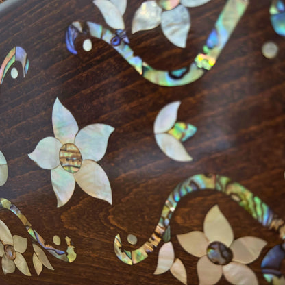 De Tuin van Noor – Handgemaakte Damascener Clutch van Notenhout met Bloemen-Inleg van Parelmoer