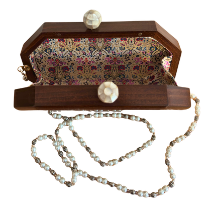 Het Gefluister van Rozen – Handgemaakte Damascener Clutch van Notenhout met Parelmoerroos en Parelketting