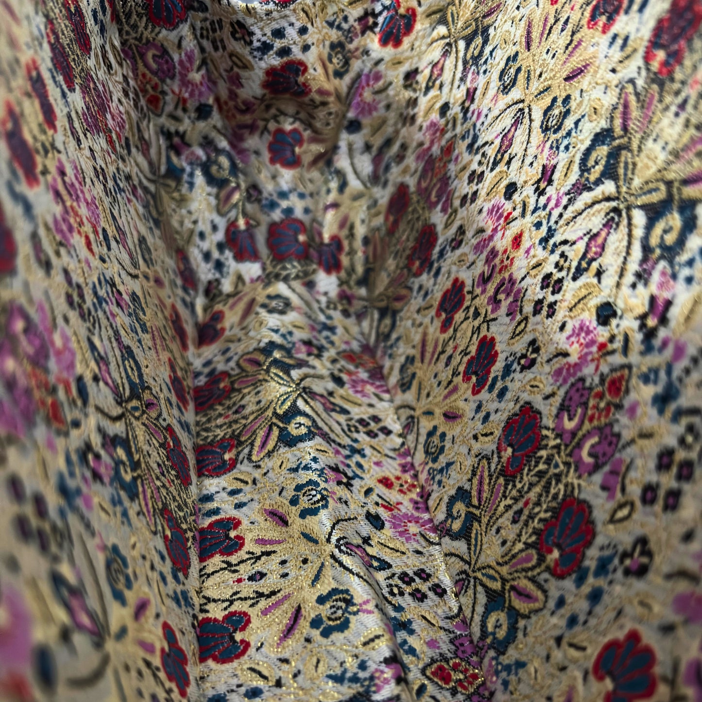 Het Gefluister van Rozen – Handgemaakte Damascener Clutch van Notenhout met Parelmoerroos en Parelketting