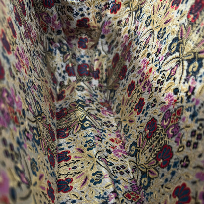 Het Gefluister van Rozen – Handgemaakte Damascener Clutch van Notenhout met Parelmoerroos en Parelketting