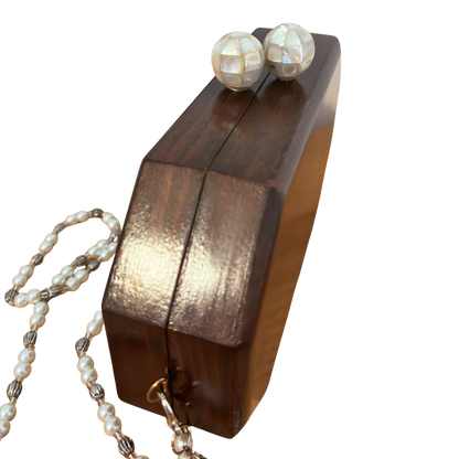 Het Gefluister van Rozen – Handgemaakte Damascener Clutch van Notenhout met Parelmoerroos en Parelketting