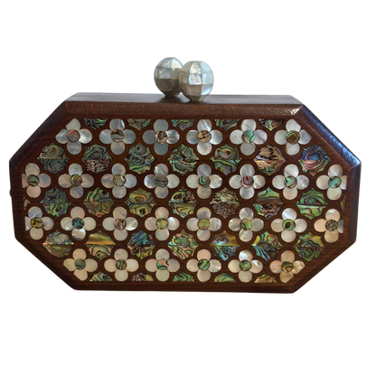 Het Gefluister van Rozen – Handgemaakte Damascener Clutch van Notenhout met Parelmoerroos en Parelketting