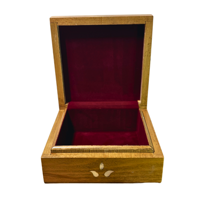 Handgefertigte Luxusbox aus Damaskus – Perlmutt & Samteleganz