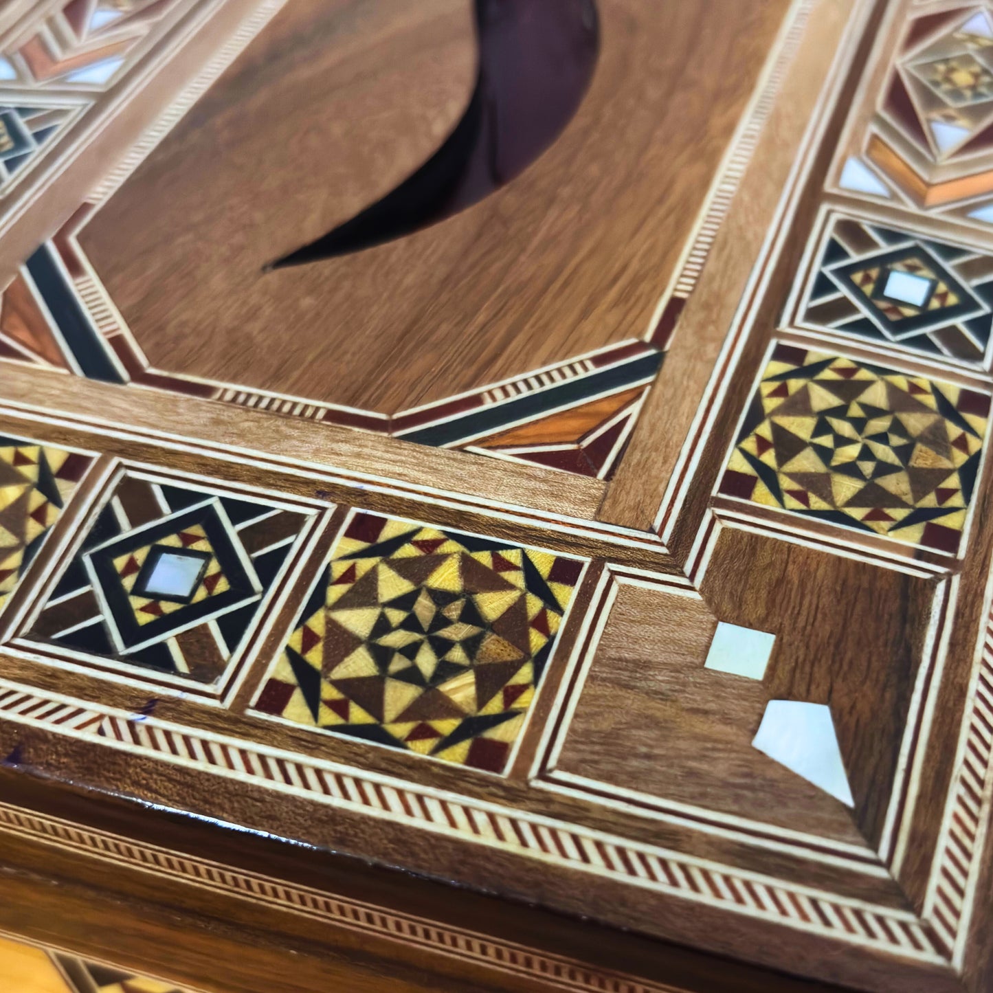 Eleganckie Damasceńskie Drewniane Pudełko na Chusteczki – Masa Perłowa & Aksamitne Wnętrze