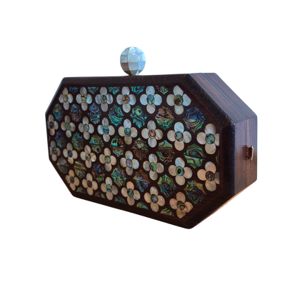 Het Gefluister van Rozen – Handgemaakte Damascener Clutch van Notenhout met Parelmoerroos en Parelketting