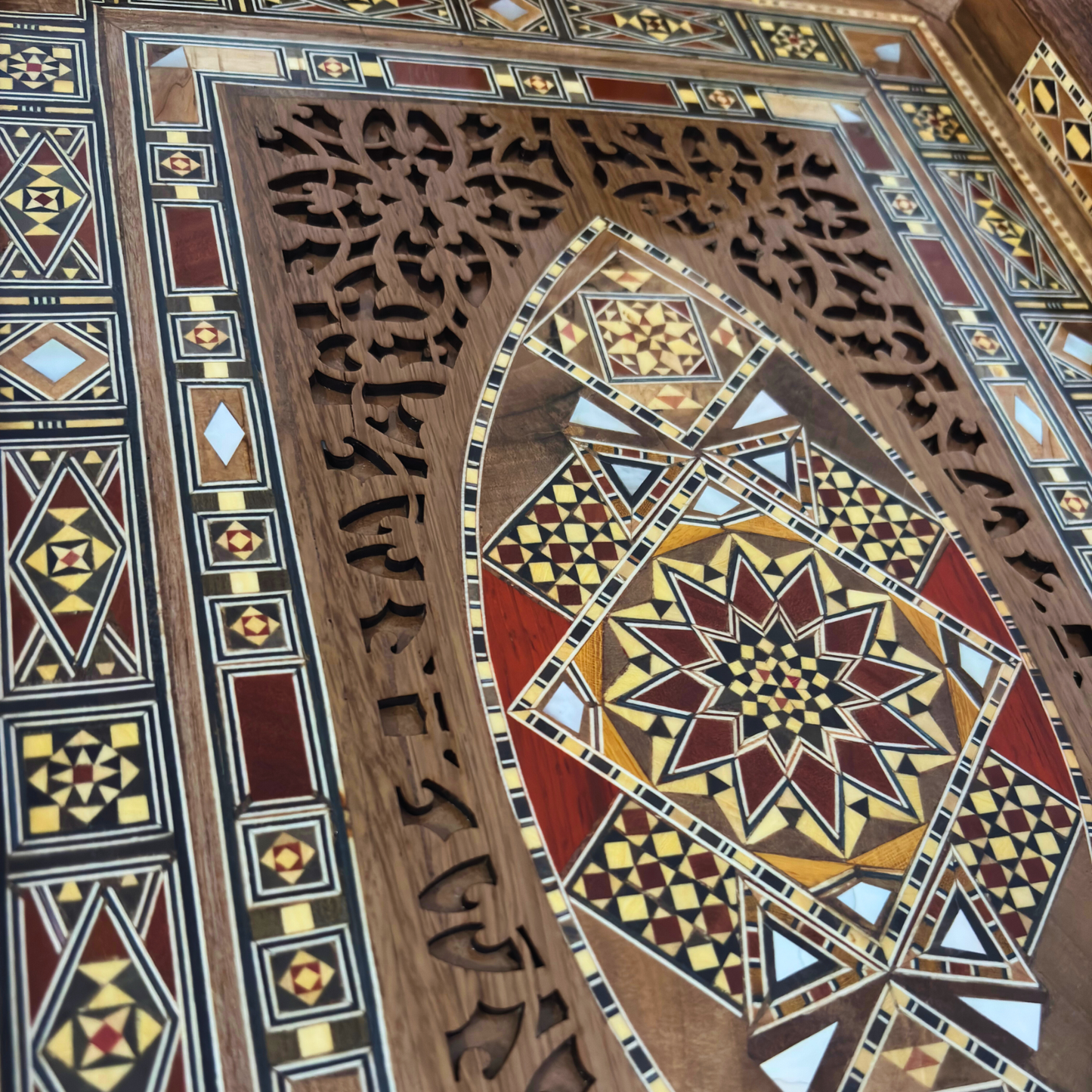 Bandeja Damasquina em Madeira – Madre Pérola & Tons Naturais da Madeira