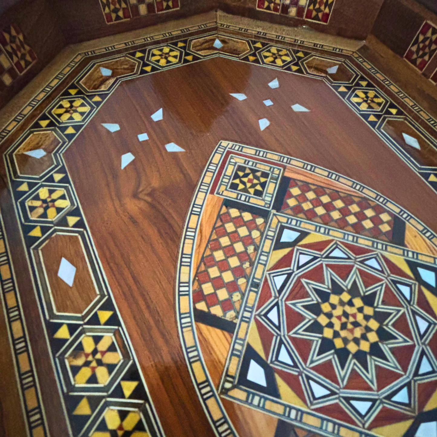 Damast Mozaïek Houten Dienblad – Parelmoer Inleg & Walnoot Afwerking