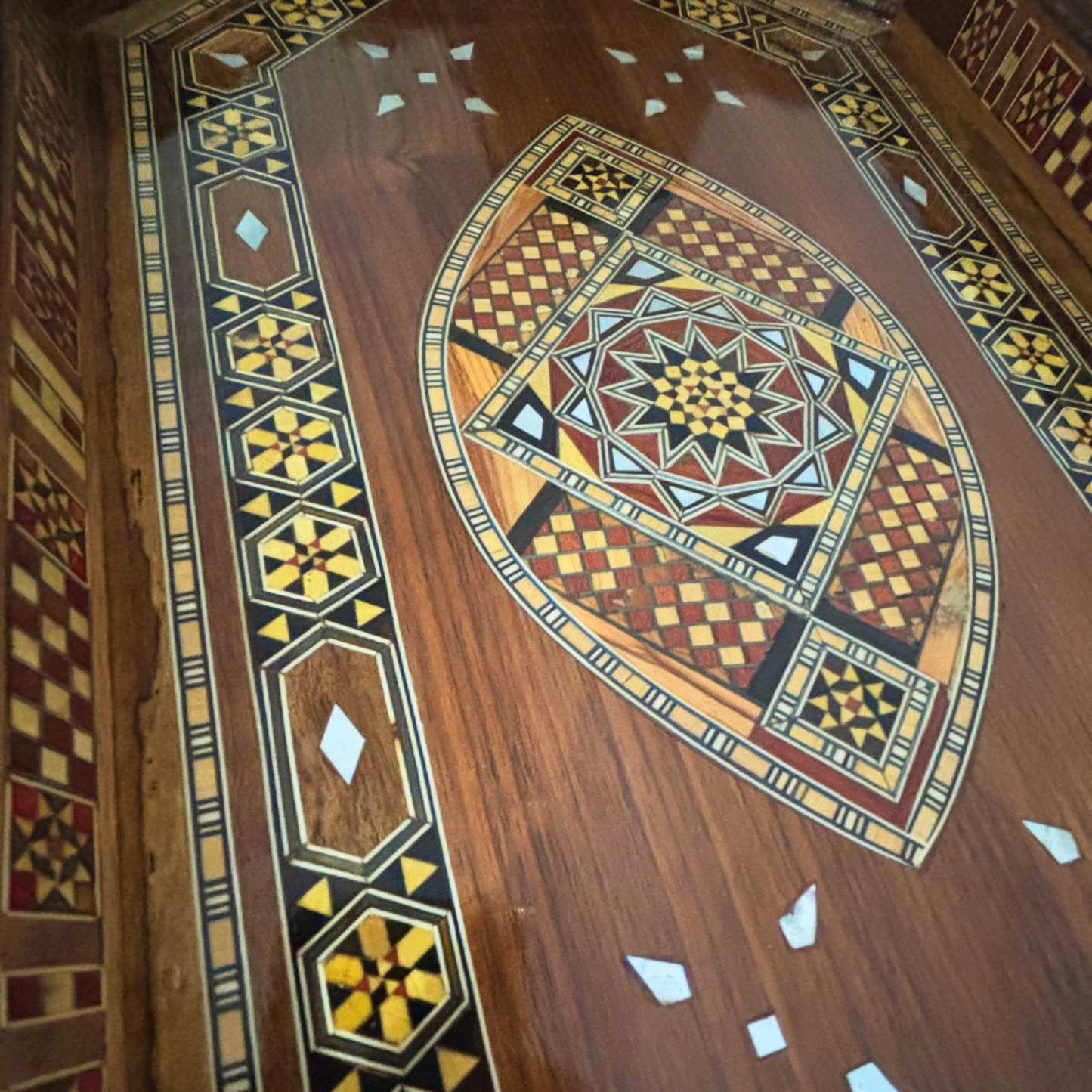 Damast Mozaïek Houten Dienblad – Parelmoer Inleg & Walnoot Afwerking