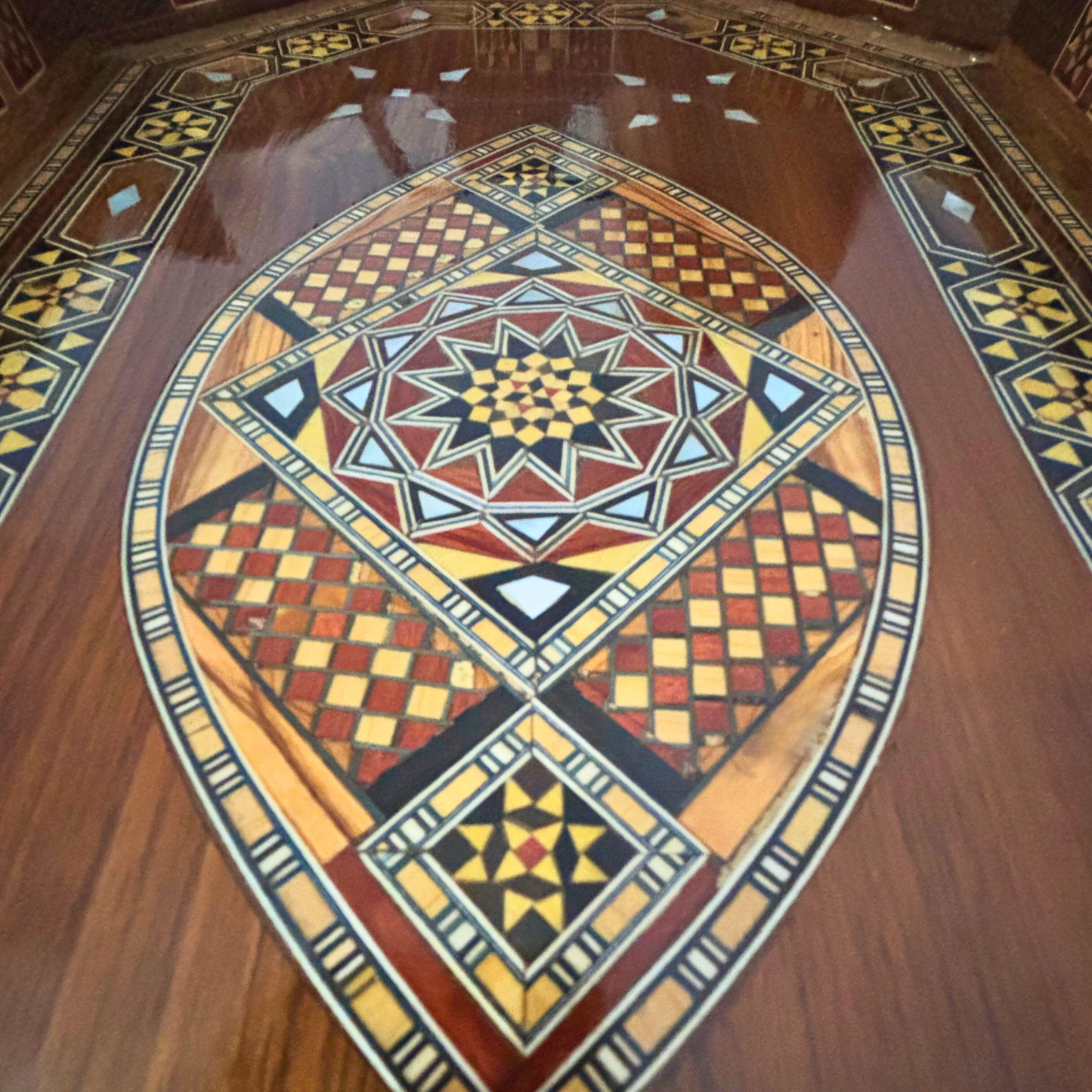 Damast Mozaïek Houten Dienblad – Parelmoer Inleg & Walnoot Afwerking