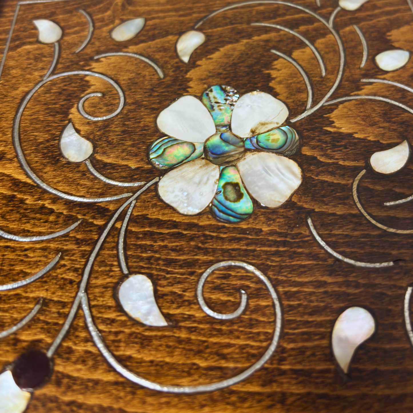 Scatola Damaschina Artigianale di Lusso – Madreperla & Velluto