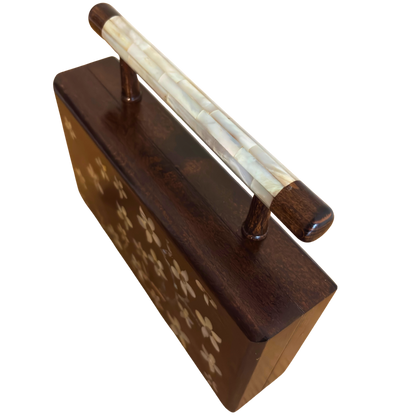 De Jasmijn van Damascus – Handgemaakte Clutch van Notenhout met Parelmoer en Brokaatvoering