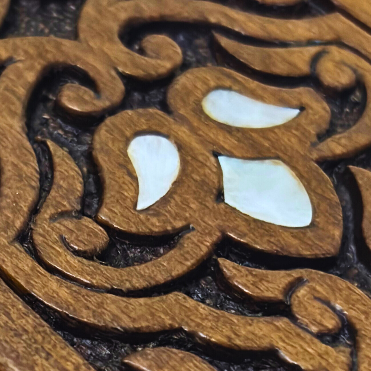 Scatola di Lusso Intagliata a Mano – Madreperla & Velluto