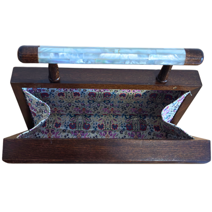 De Tuin van Noor – Handgemaakte Damascener Clutch van Notenhout met Bloemen-Inleg van Parelmoer