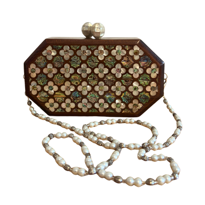 Het Gefluister van Rozen – Handgemaakte Damascener Clutch van Notenhout met Parelmoerroos en Parelketting