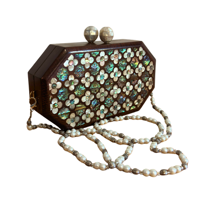 Het Gefluister van Rozen – Handgemaakte Damascener Clutch van Notenhout met Parelmoerroos en Parelketting