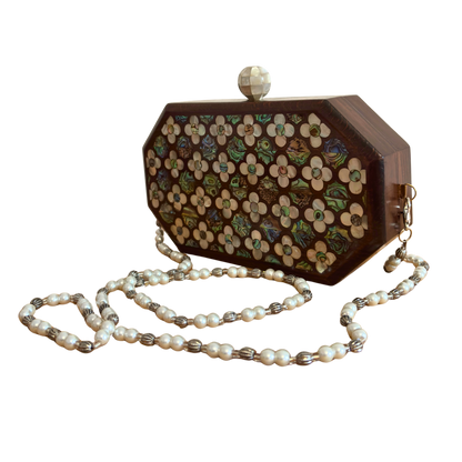 Het Gefluister van Rozen – Handgemaakte Damascener Clutch van Notenhout met Parelmoerroos en Parelketting