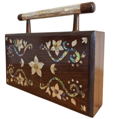 De Tuin van Noor – Handgemaakte Damascener Clutch van Notenhout met Bloemen-Inleg van Parelmoer