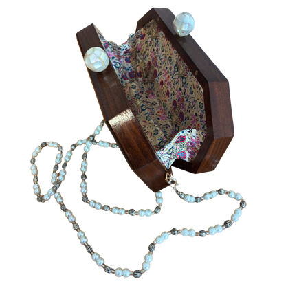 Het Gefluister van Rozen – Handgemaakte Damascener Clutch van Notenhout met Parelmoerroos en Parelketting