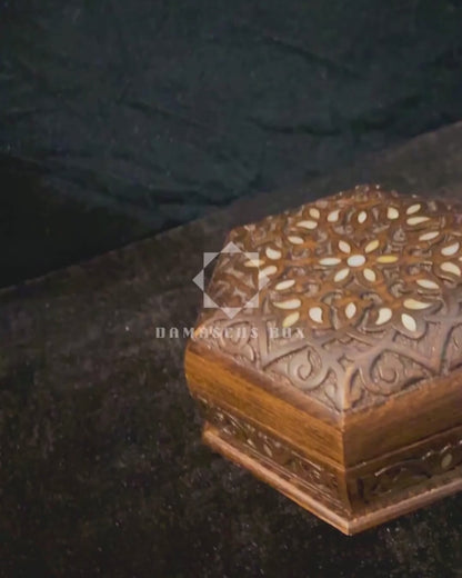 Scatola di Lusso Intagliata a Mano – Madreperla & Velluto